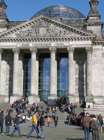 Touristen am Reichstag - Berlin (Berlin)