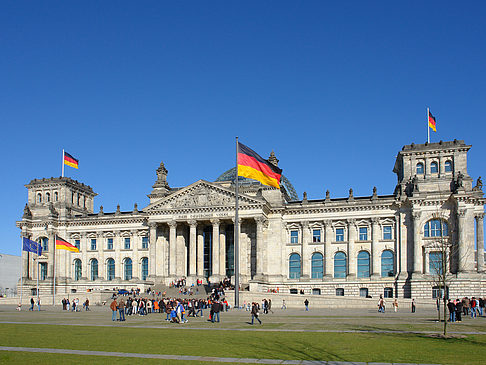 Touristen am Reichstag - Berlin (Berlin)