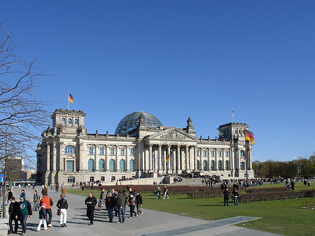 Touristen am Reichstag - Berlin (Berlin)