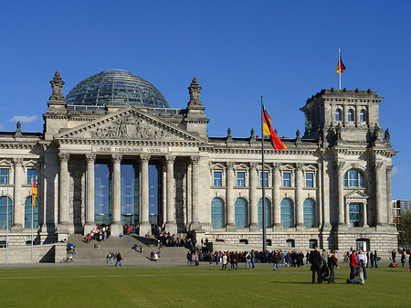 Touristen am Reichstag - Berlin (Berlin)