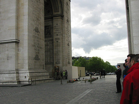 Vor dem Triumphbogen - Ile de France - Paris (Paris)