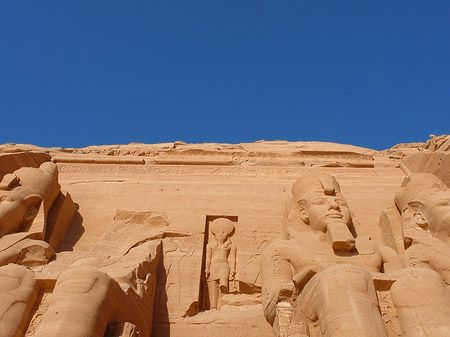 Tempel mit Himmel - Landesinnere (Abu Simbel)