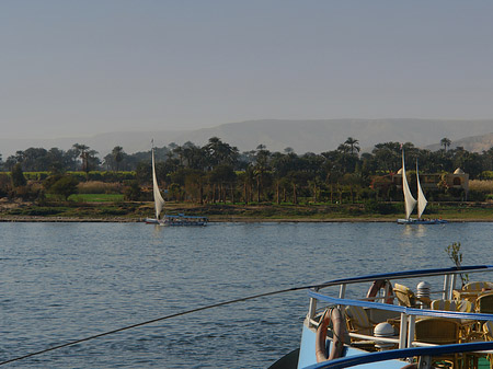 Berg vom Schiff aus - Landesinnere (Luxor)