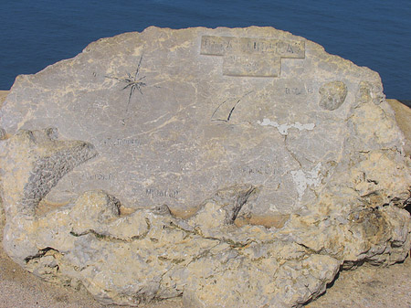 Foto Steintafel im Felsen