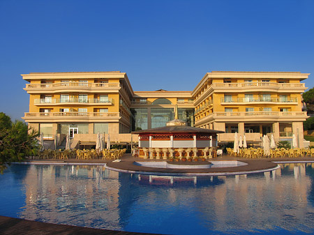 Hotel mit Pool bei Dämmerung - Mallorca