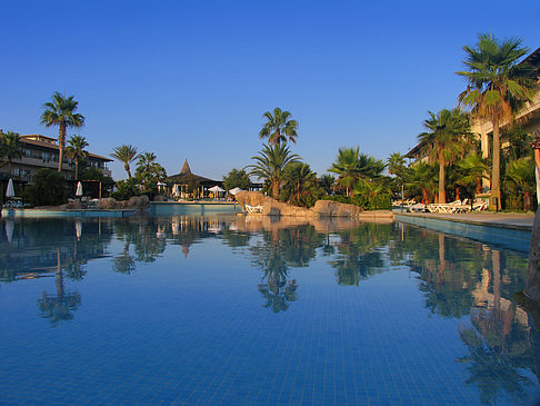 Hotel mit Pool bei Dämmerung