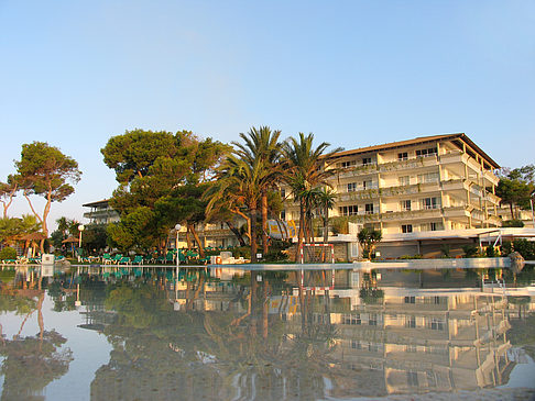 Foto Hotel mit Pool bei Dämmerung