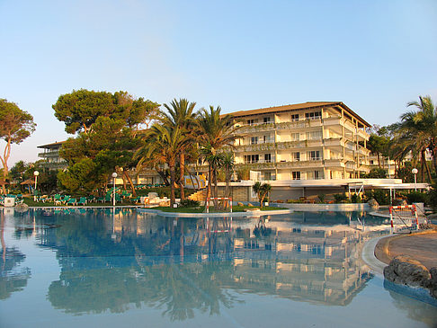 Hotel mit Pool bei Dämmerung