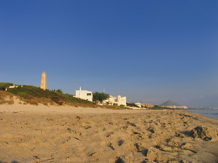 Am Strand entlang Foto 