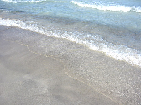 Kleine Wellen am Strand