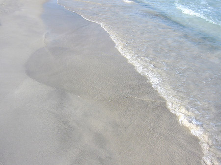 Kleine Wellen am Strand