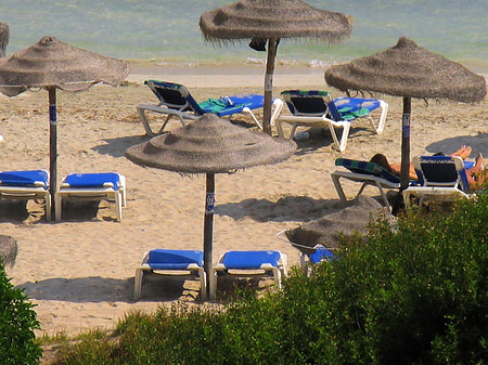 Foto Liegestühle am Strand