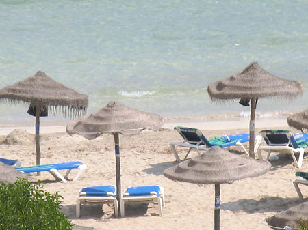 Foto Liegestühle am Strand