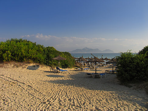 Liegestühle am Strand - Mallorca