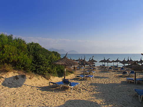 Liegestühle am Strand - Mallorca