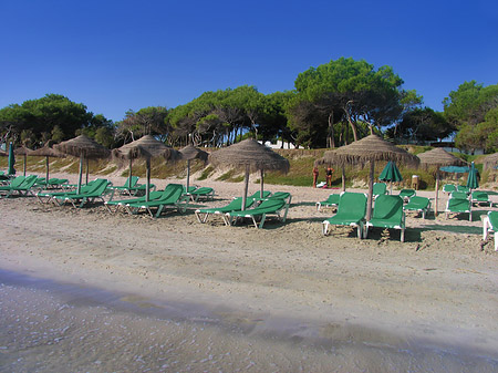 Liegestühle am Strand - Mallorca