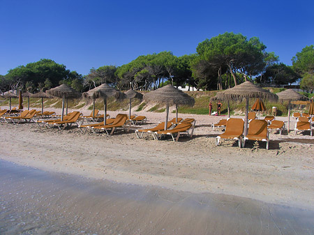 Liegestühle am Strand - Mallorca