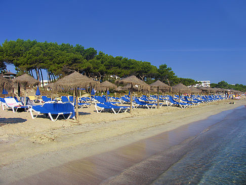 Liegestühle am Strand - Mallorca (Cala Millor)