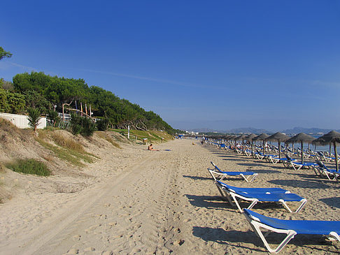 Liegestühle am Strand - Mallorca