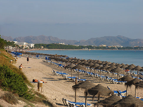 Liegestühle am Strand - Mallorca