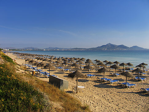 Liegestühle am Strand - Mallorca