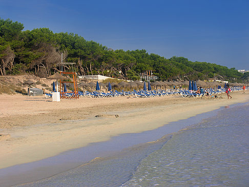 Liegestühle am Strand - Mallorca