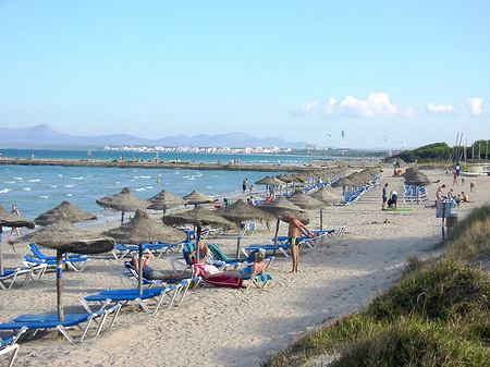 Foto Liegestühle am Strand