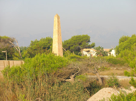 Foto Obelisk am Strand