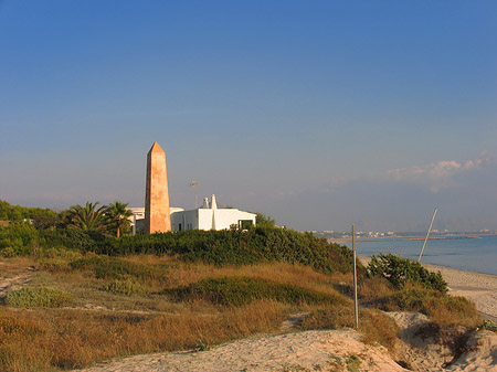 Obelisk am Strand Fotos