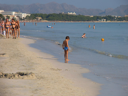 Kleine Kinder am Strand Foto 