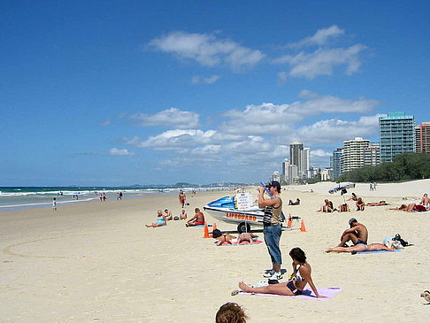 Strand mit Touristen - Queensland (Surfers Paradise)